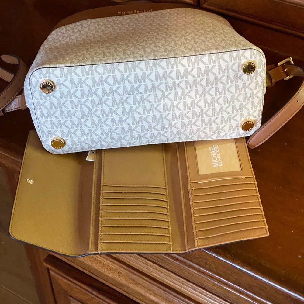NWT Michael Kors LG Emmy backpack&wallet vanilla - Picture 3 of 8
